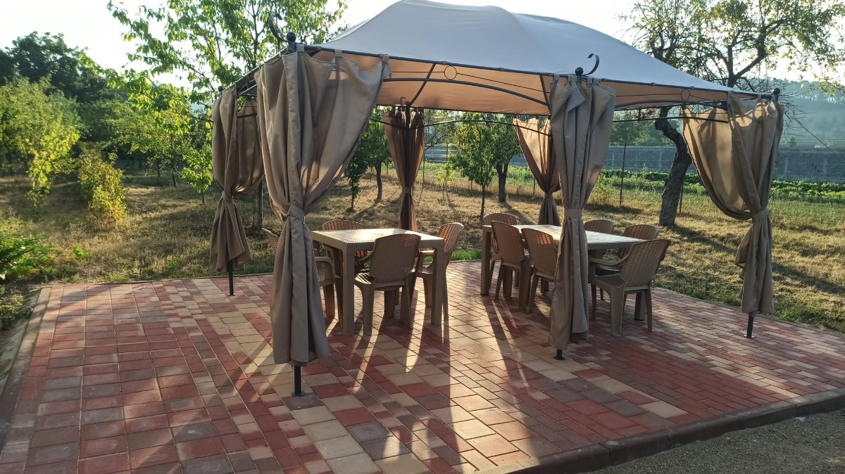 Neue Gartenpavillon für Rollstuhlfahrer im Obstgarten.jpg